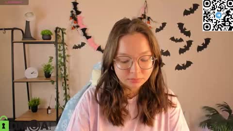 Snapshot of noora_moore chatting on 11-05-25, 01:05 NOORA online show from 11-05-25, 01:05