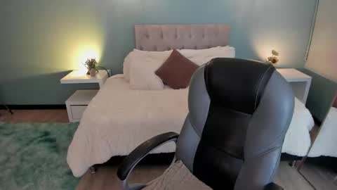 Nora online show from 02-12-26, 07:09