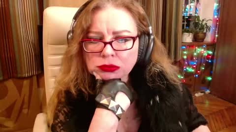 Snapshot of norma_gin chatting on 12-20-25, 09:55 miss Tress online show from 12-20-25, 09:55