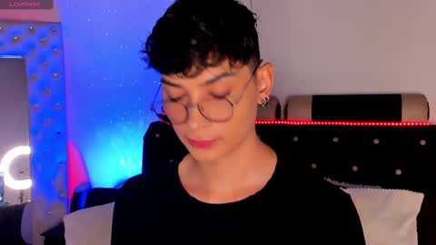 Snapshot of nut_foxx chatting on 11-09-25, 03:32 online show from 11-09-25, 03:32