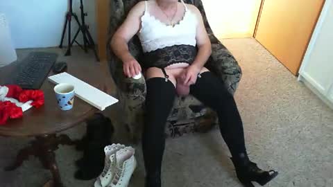 Snapshot of nyloniasau chatting on 04-23-26, 12:29 Strumpfhose online show from 04-23-26, 12:29