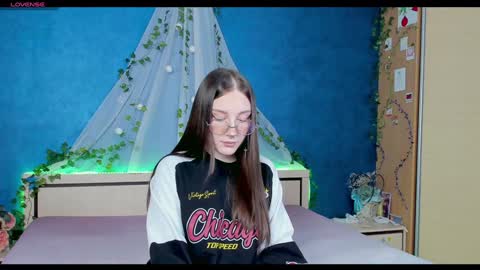 Snapshot of nymphalean chatting on 01-27-25, 07:03 Kat online show from 01-27-25, 07:03