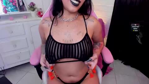 Snapshot of nyx_blackmoon chatting on 10-08-25, 04:26 Nyx BlackMoon online show from 10-08-25, 04:26