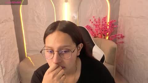 Snapshot of nyx_tamy_tx chatting on 10-09-25, 01:09 Online 800 to 1400 online show from 10-09-25, 01:09