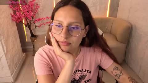 Snapshot of nyx_tamy_tx chatting on 10-31-25, 04:02 Online 800 to 1400 online show from 10-31-25, 04:02