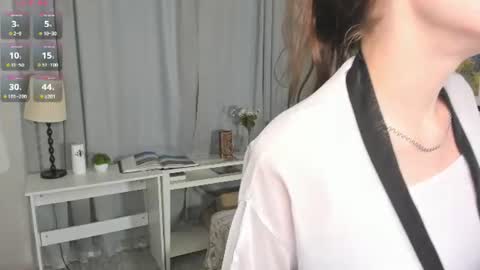 Elis online show from 06-18-26, 01:59
