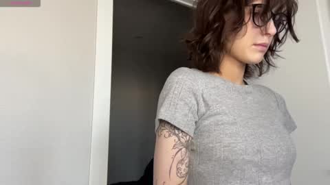 Snapshot of odettehatt chatting on 03-16-26, 04:29 Thea online show from 03-16-26, 04:29