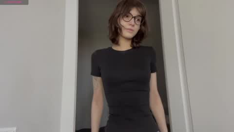 Snapshot of odettehatt chatting on 04-12-26, 04:50 Thea online show from 04-12-26, 04:50