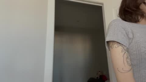 Snapshot of odettehatt chatting on 04-16-26, 04:35 Thea online show from 04-16-26, 04:35