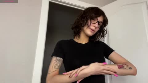 Snapshot of odettehatt chatting on 04-19-26, 04:56 Thea online show from 04-19-26, 04:56