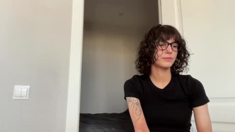 Snapshot of odettehatt chatting on 05-15-26, 04:41 Thea online show from 05-15-26, 04:41