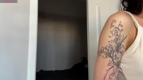 Snapshot of odettehatt chatting on 05-17-26, 04:32 Thea online show from 05-17-26, 04:32