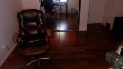 Snapshot of officialmoneyxxx chatting on 03-23-26, 08:35 Money online show from 03-23-26, 08:35