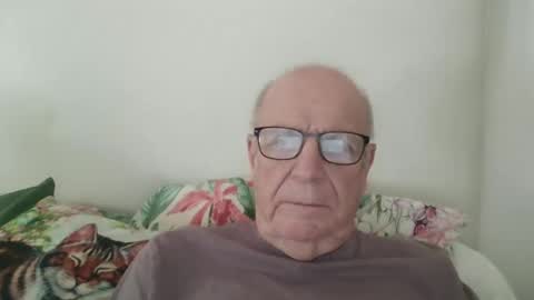 Snapshot of oggi95 chatting on 05-21-26, 12:23 oggi95 online show from 05-21-26, 12:23