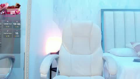 Snapshot of oh_hollyy chatting on 12-14-24, 08:08 Holly online show from 12-14-24, 08:08