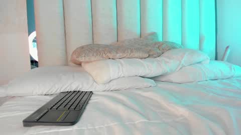 Snapshot of oh_hollyy chatting on 12-27-24, 01:43 Holly online show from 12-27-24, 01:43