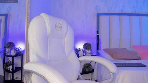 Snapshot of oh_hollyy chatting on 01-02-25, 10:44 Holly online show from 01-02-25, 10:44