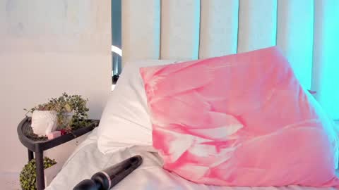 Snapshot of oh_hollyy chatting on 01-12-25, 02:03 Holly online show from 01-12-25, 02:03