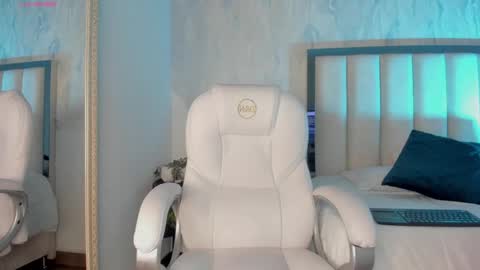 Snapshot of oh_hollyy chatting on 01-13-25, 08:04 Holly online show from 01-13-25, 08:04