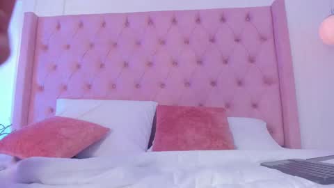 Snapshot of oh_hollyy chatting on 02-15-25, 08:11 Holly online show from 02-15-25, 08:11