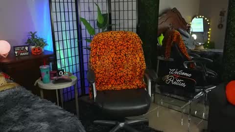 Snapshot of oh_lovely_girl chatting on 10-31-25, 04:08 Gray online show from 10-31-25, 04:08