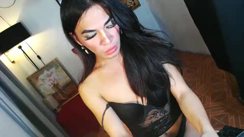 Snapshot of ohlalasamanthaxxx143 chatting on 12-16-24, 06:27 IM CHIE DONT FORGET TO FOLLOW ME MAKE ME SMILE HERE THUMB UP FOR 25TOK online show from 12-16-24, 06:27