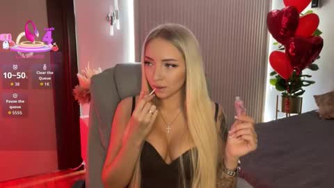 Snapshot of ohmyemma chatting on 02-19-26, 01:01 Emma online show from 02-19-26, 01:01