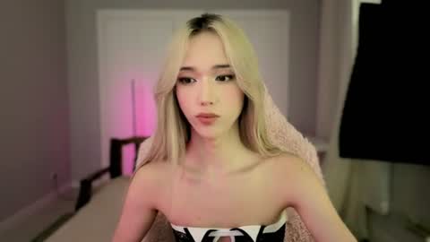 Snapshot of okerriella chatting on 08-05-26, 10:51 Ami online show from 08-05-26, 10:51