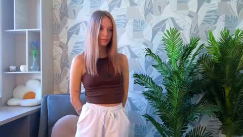 Hi Im Lisa 18 from Poland  Just getting started here and excited to meet new people online show from 09-20-25, 02:34