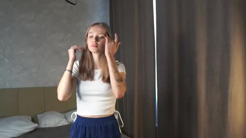 Hi Im Lisa 18 from Poland  Just getting started here and excited to meet new people online show from 09-21-25, 02:13