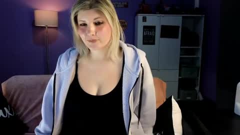 Snapshot of olisunny5 chatting on 04-19-26, 04:50 OliSunny Olivia online show from 04-19-26, 04:50