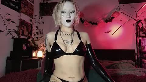 Snapshot of olivecum chatting on 10-30-25, 12:50 Olive online show from 10-30-25, 12:50