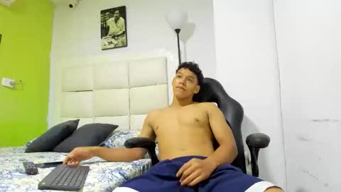 Snapshot of oliver_evans_19 chatting on 04-21-26, 01:42 O L I V E R online show from 04-21-26, 01:42