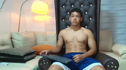 Snapshot of oliver_evans_19 chatting on 06-01-26, 02:35 O L I V E R online show from 06-01-26, 02:35