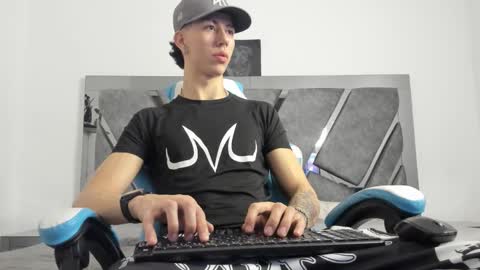 oliverthompson_01 online show from 12-17-24, 06:02