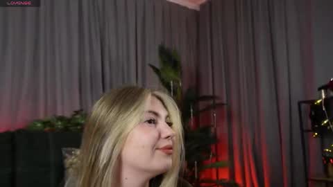 Snapshot of olivia_devis chatting on 04-22-26, 01:56 SaraConor online show from 04-22-26, 01:56