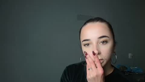 Snapshot of olivia_oliv chatting on 10-31-25, 11:17 Olivia online show from 10-31-25, 11:17