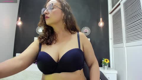 Snapshot of olivia_willd chatting on 12-24-24, 01:49 olivia online show from 12-24-24, 01:49