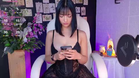 Olivia Mcneill  online show from 01-23-25, 12:30