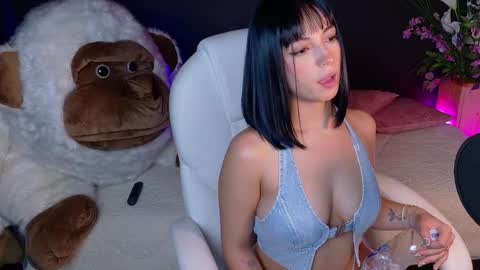 Olivia Mcneill  online show from 01-30-25, 02:06