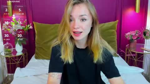 Snapshot of ollyvirg chatting on 10-06-25, 04:43 Amely online show from 10-06-25, 04:43