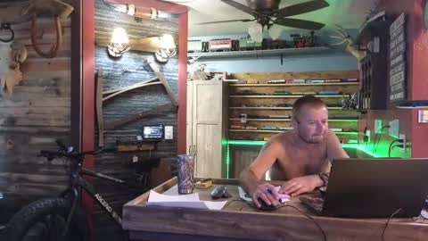 Snapshot of omfgy chatting on 10-13-25, 09:04 Norm online show from 10-13-25, 09:04