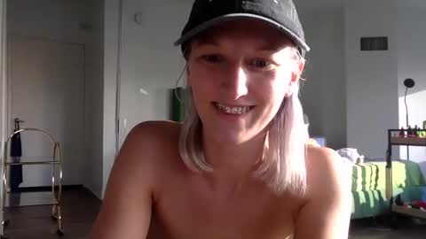 Snapshot of omilk chatting on 01-18-25, 11:33 omilk online show from 01-18-25, 11:33