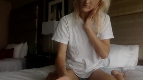 Snapshot of omilk chatting on 09-22-25, 11:51 omilk online show from 09-22-25, 11:51