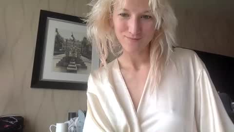 Snapshot of omilk chatting on 09-30-25, 05:29 omilk online show from 09-30-25, 05:29