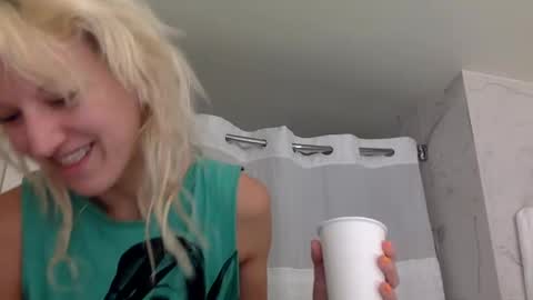 Snapshot of omilk chatting on 11-10-25, 04:50 omilk online show from 11-10-25, 04:50