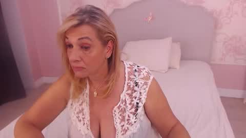 Snapshot of oneblondenicole chatting on 10-19-25, 04:46 Nicole online show from 10-19-25, 04:46