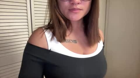 Snapshot of oohhellothere chatting on 11-03-25, 07:31 Miss Girly online show from 11-03-25, 07:31