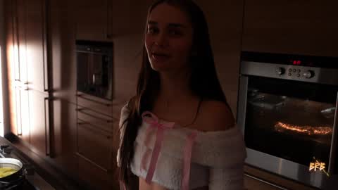 Snapshot of oooops__ chatting on 01-11-25, 07:16 Eva online show from 01-11-25, 07:16