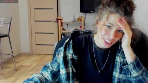 Snapshot of oops_britney chatting on 02-14-26, 06:59 Britney online show from 02-14-26, 06:59